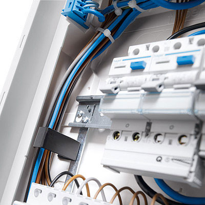 Бічний канал та тримачі для проводів Hager Volta