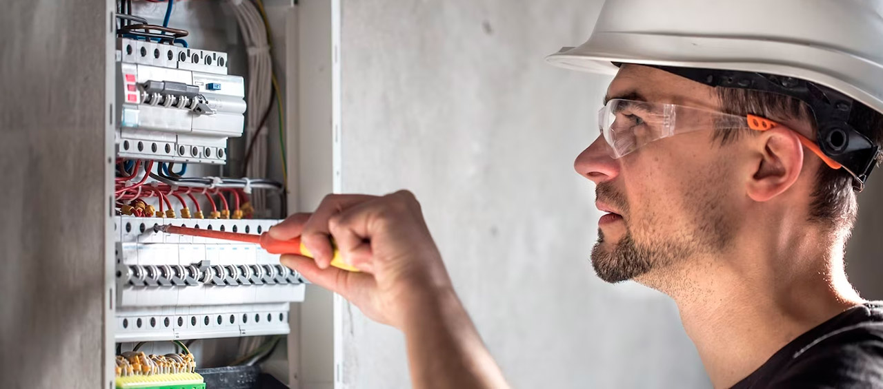 Разбираемся в материалах: Какие используются для корпусов электрических щитов